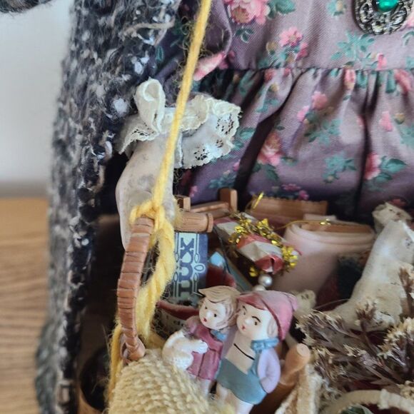 Vintage Artisan OOAK Handcrafted Old Woman Peddler Doll With Treasures And Stand - Picture 6 of 15